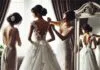 So bleibt dein Hochzeitskleid den ganzen Tag makellos Braut beim Anziehen des Hochzeitskleides, assistiert von der Trauzeugin