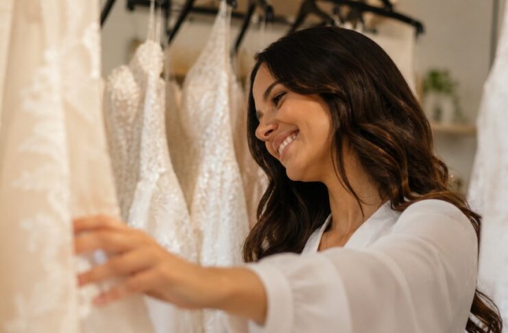 Die perfekte Anprobe: Was bei Brautkleid und Anzug wirklich zählt Stilistin berät Braut bei der Anprobe eines Brautkleides